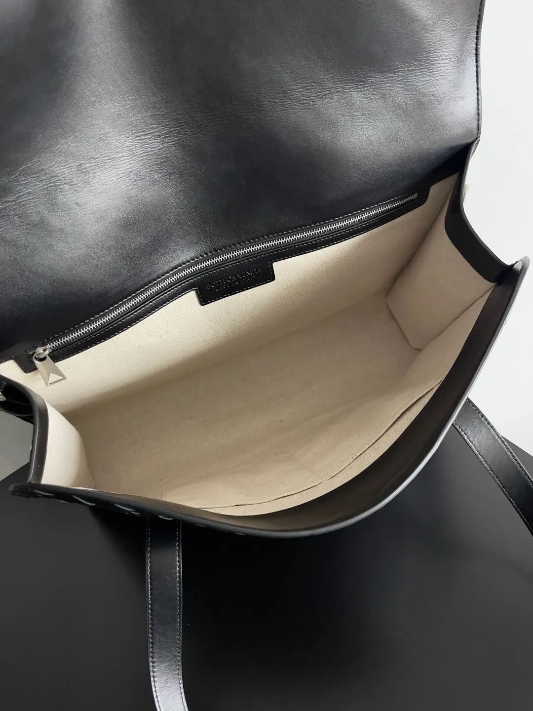 Batch 2460 Bottega Veneta's new men's Portfolio bag is a multi-functional and fashionable men's bag woven with cowhide, equipped with 1 internal zipper pocket and 2 flat pockets. It is absolutely no problem to store laptops, files and iPads. It is different from traditional briefcases. It is fashionable and versatile, and can be worn in formal or casual wear. It is super practical, extremely cost-effective, and feels practical minimalism! Style number: 795102 Size: 41*32*8cm